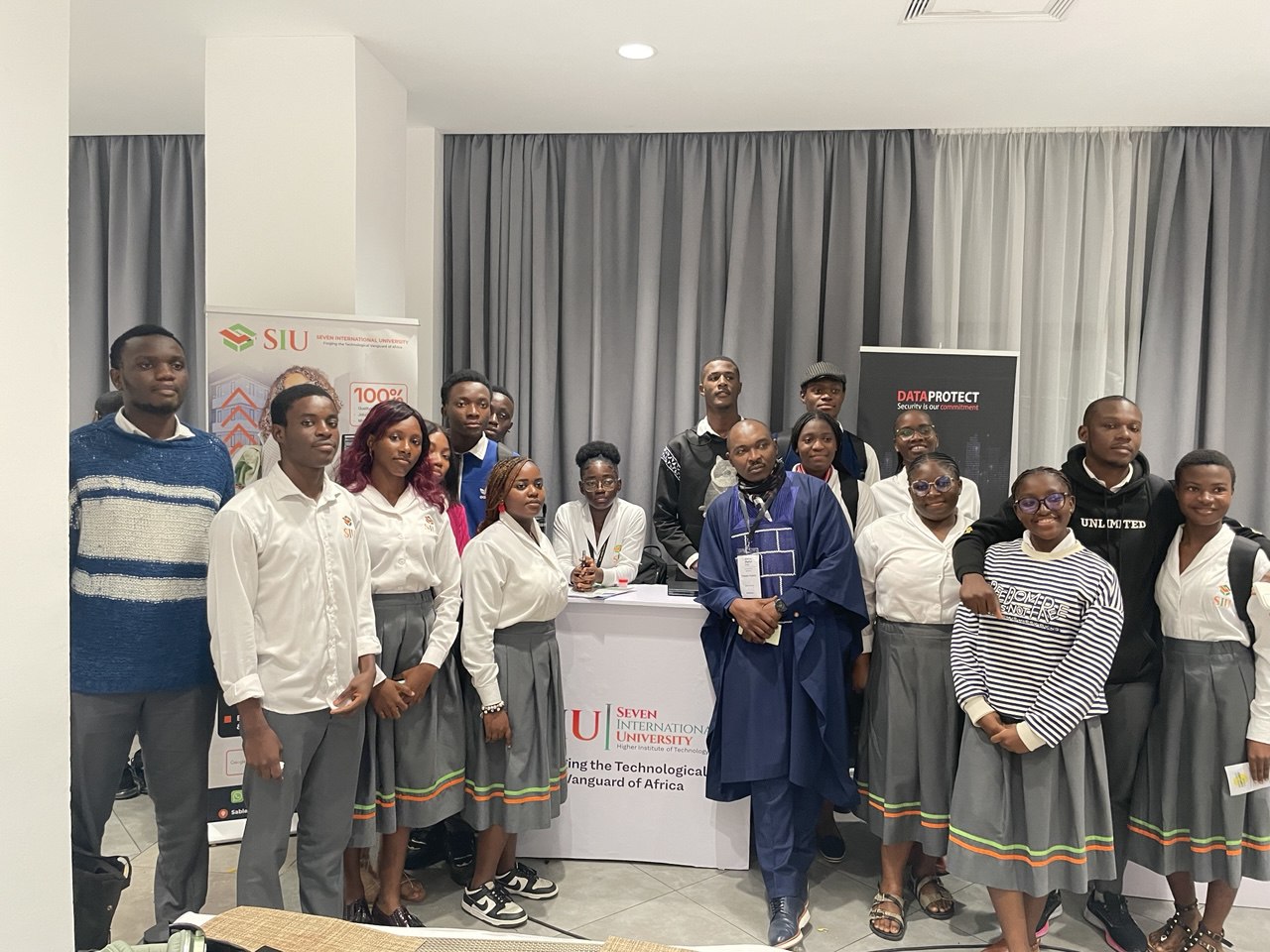 photo 5832308457322171752 y min