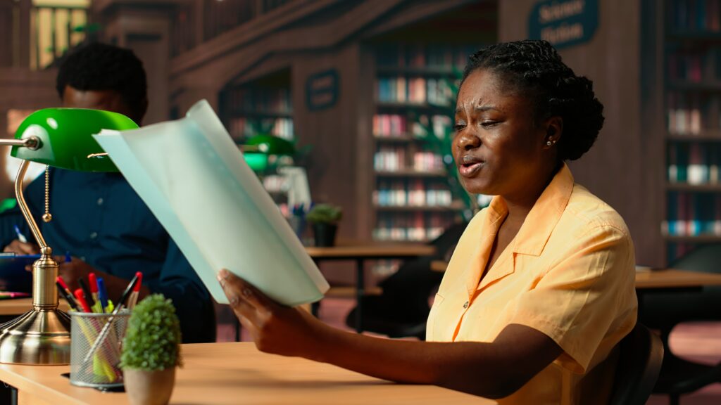 un etudiant afro americain stresse ne parvient pas a comprendre et a memoriser les notes de lecon min